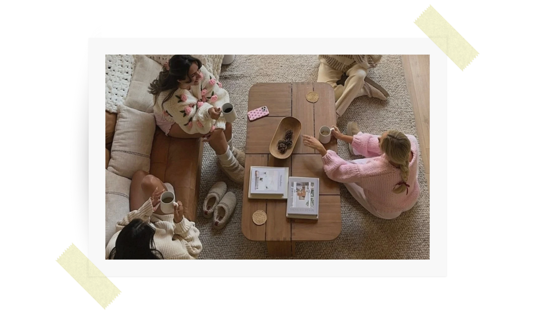Amigas reunidas em casa para conversar e tomar café